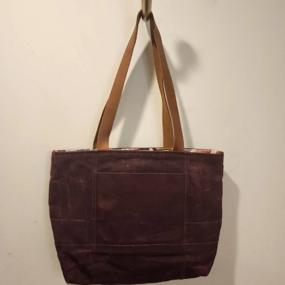 Lisa Maree Norah  burgundy Vide canvas tote bag